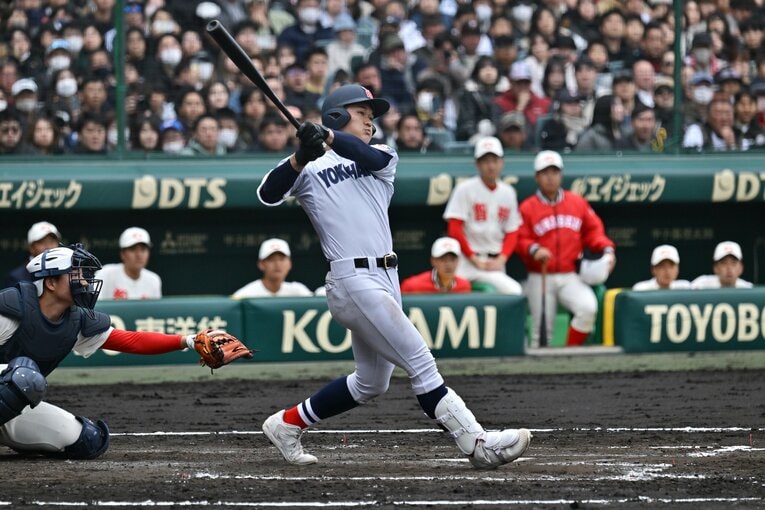 横浜の主将・阿部葉太は強肩強打に加えて俊足好守。プロの評価も高かったが…　©Hideki Sugiyama