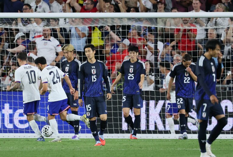 2失点目を喫したシーン。関根（16番）、荒木（25番）、瀬古（22番）らには苦い教訓となった　©JIJI PRESS