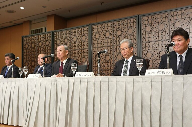 沢村賞の選考を終え、記者会見する堀内恒夫委員長（中央）ら選考委員会メンバー ／ photograph by JIJI PRESS