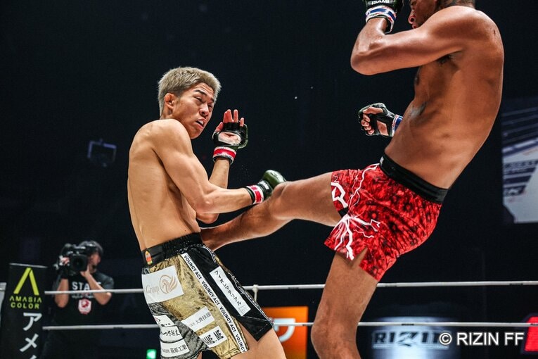 秋元強真vs.パッチー・ミックス　©RIZIN FF