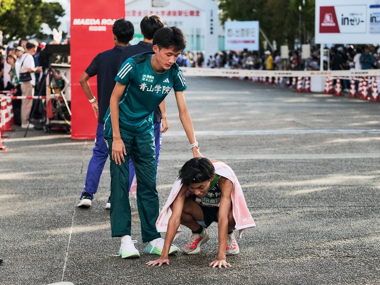 レース後は力を出し切り地面に座りこむシーンも　©Yuki Suenaga