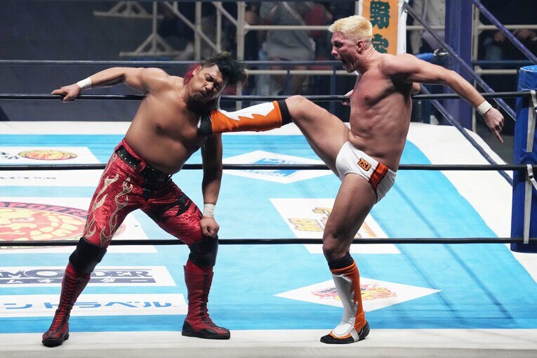 鷹木信悟にキックを見舞うザック・セイバーJr.　©Essei Hara