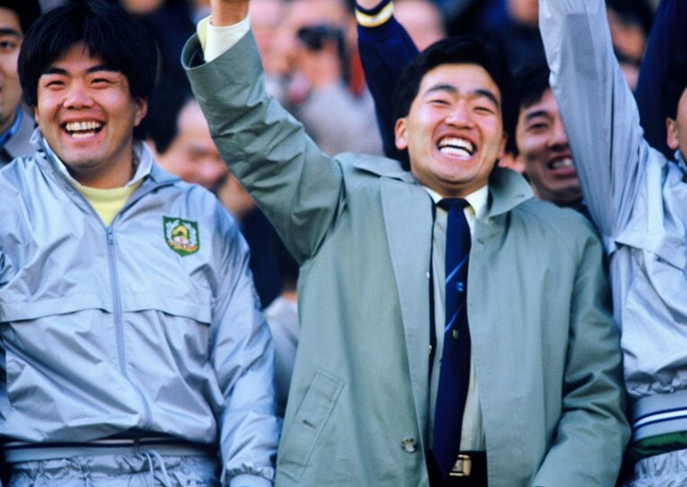 1986年の全国大学ラグビー選手権決勝。早稲田大を破り大東大の小池田忠靖はスタンドでガッツポーズ　©BUNGEISHUNJU