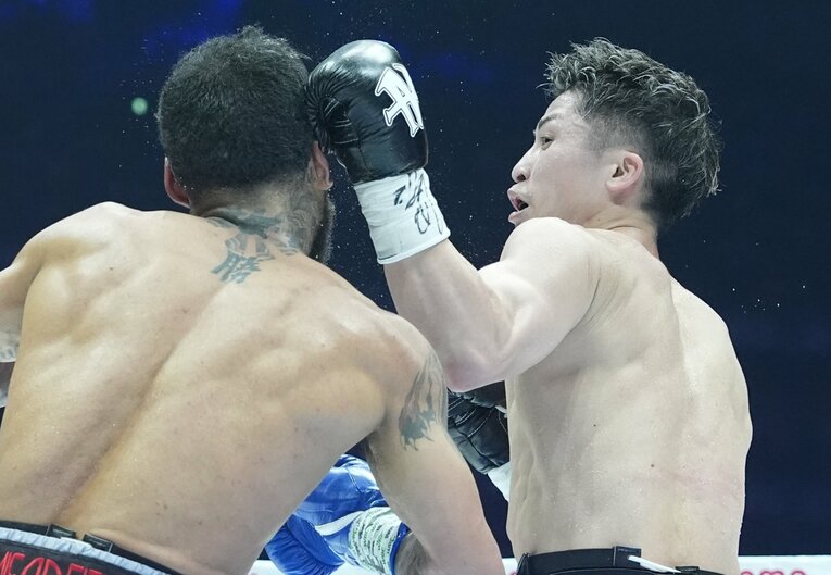 ネリのテンプルをとらえた井上尚弥の左フック　©Naoki Fukuda