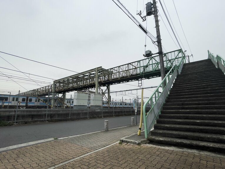 三鷹駅の西にある跨線橋。太宰治（1909年～48年）も歩いたことがあるとか