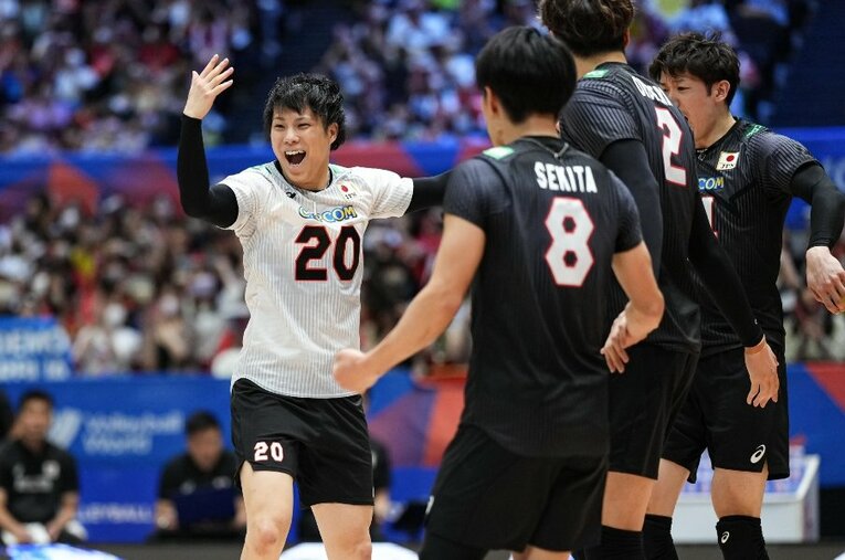 男子バレーの快進撃を支えるリベロ山本智大（28歳）。楽しそうにプレーする姿も印象的だ ／ photograph by AFLO SPORT