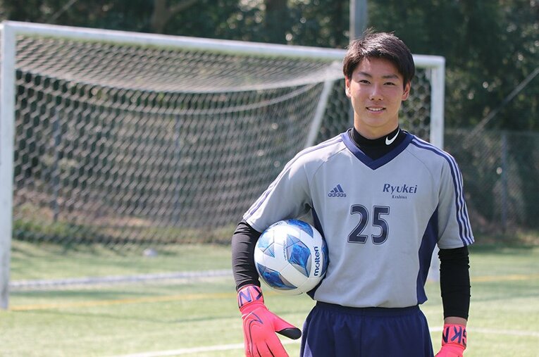 札幌・菅野ら小柄なGKのプレー映像集を見て研究しているというGK松原。「共通するのはスピード」と向上心たっぷりに語った。 ／ photograph by Takahito Ando