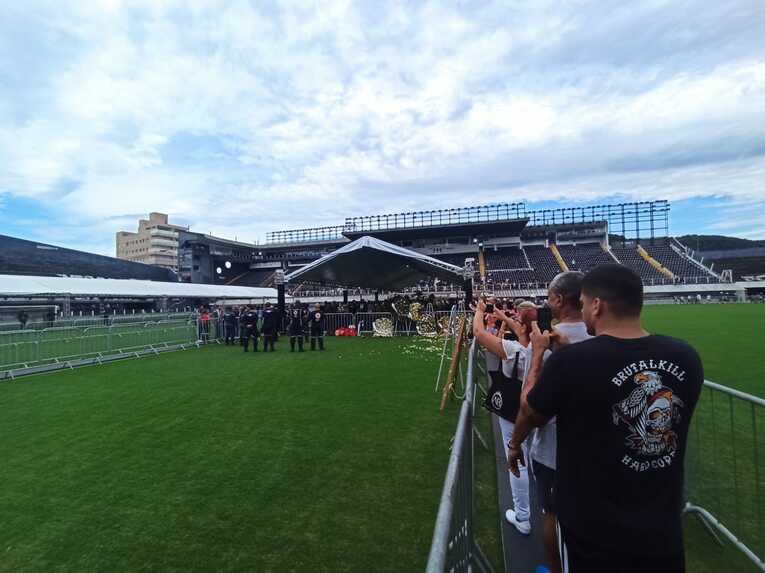 ピッチ中央に、ペレの棺が置かれている（テント内）©Hiroaki Sawada