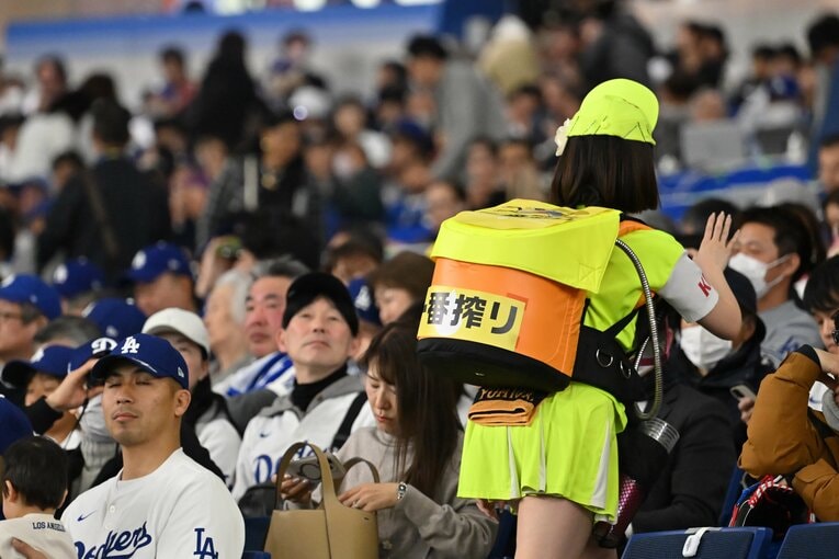 【マケイン記者が驚いた】東京ドームのビール売り子　©Getty Images