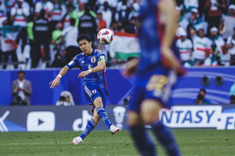 前線へボールを送る遠藤航　©︎Kiichi Matsumoto