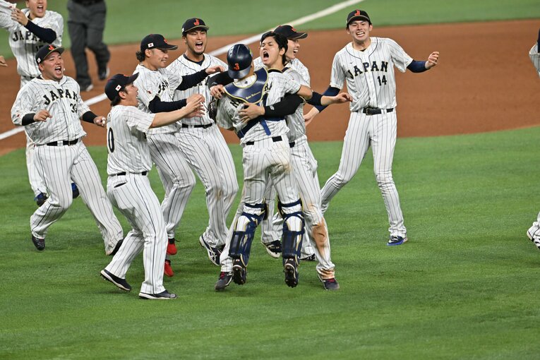 優勝決定後、ダルビッシュの隣で喜ぶ伊藤　©Naoya Sanuki
