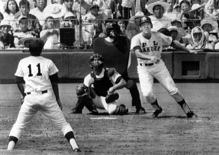 1985年夏の甲子園決勝で宇部商・古谷から2本のホームランを放った清原 ／ photograph by Sankei Shimbun