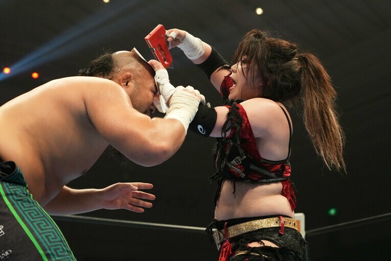 オーカーンの頭にステープラーの針を刺す鈴季すず　©Essei Hara