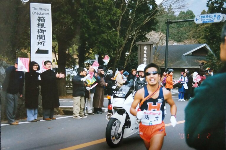 箱根の山を終え、温泉街の平地に入ったあたりでまた突風が大村を襲い、表情がゆがんだ／本人提供