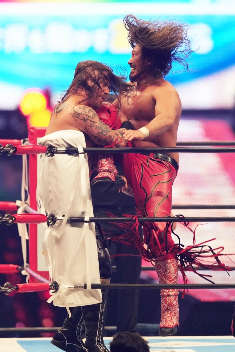 デビッド・フィンレーにヒザを浴びせる辻陽太　©Essei Hara