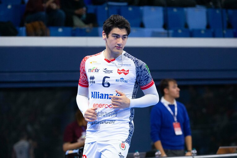 身長204cm、男子バレー界のホープとして期待されるマサジェディ翔蓮。同僚としてサポートを惜しまない大塚に感謝した　©︎KYODO