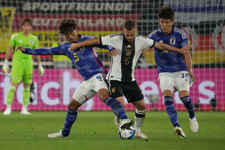 ヨシュア・キミッヒを挟み込む守田英正と冨安健洋　©Masashi Hara