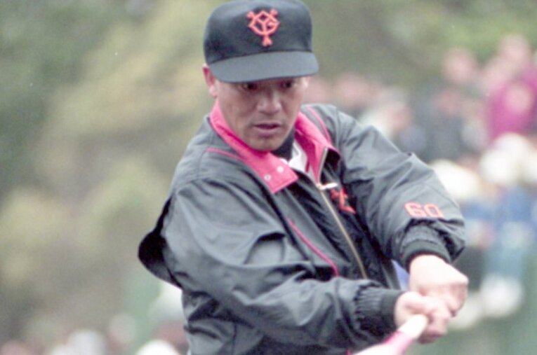 1994年2月の宮崎キャンプ。ウインドブレーカーを着たまま、キャンプ初のティー打撃に取り組む落合博満40歳 ／ photograph by KYODO