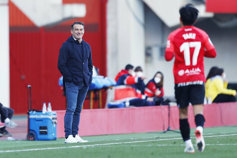 久保建英“オレが蹴る”FK弾→手荒い祝福に「い、痛いんですけど」 カメラマンが至近距離でとらえた一撃と、ファンから“感謝の大拍手”(32)