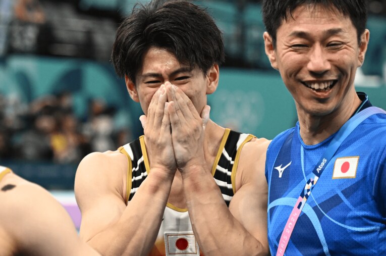 団体金メダルが確定し、感極まった橋本大輝（22歳） ／ photograph by Naoya Sanuki/JMPA