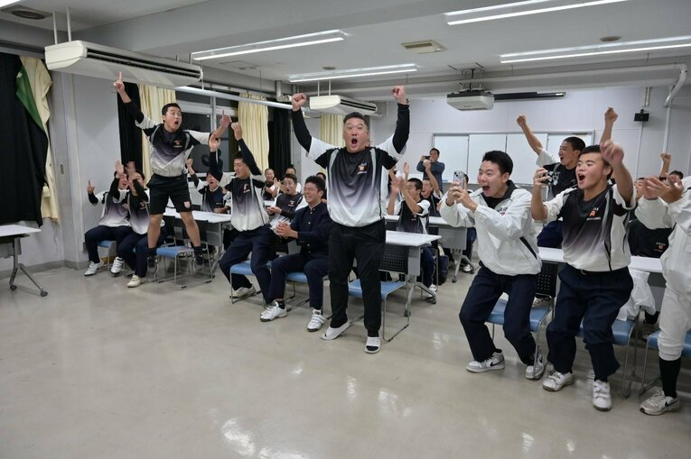 指名の瞬間！ 先生が跳び上がって喜びを爆発させているが小宮本人は立ち上がれなかった（写真提供：川崎総合科学高校）