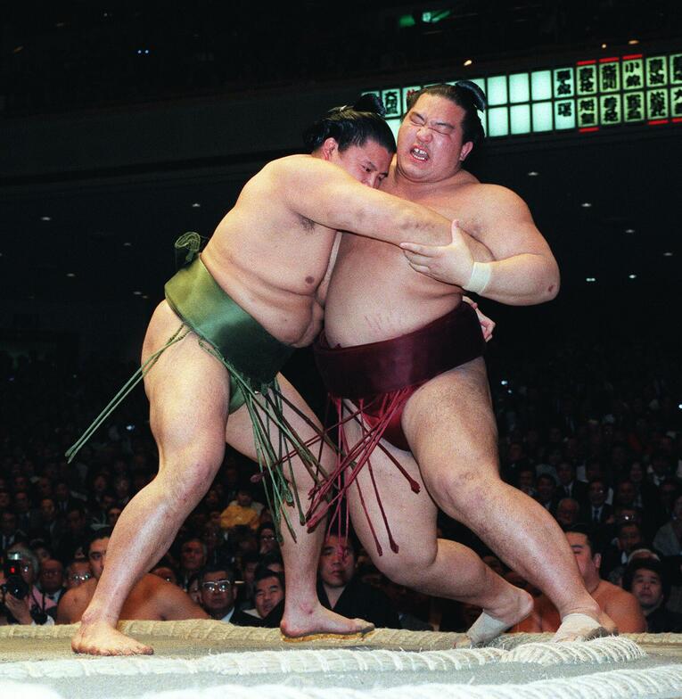 1994年1月、大関時代の貴ノ花に寄り切られる魁皇　©JIJI PRESS