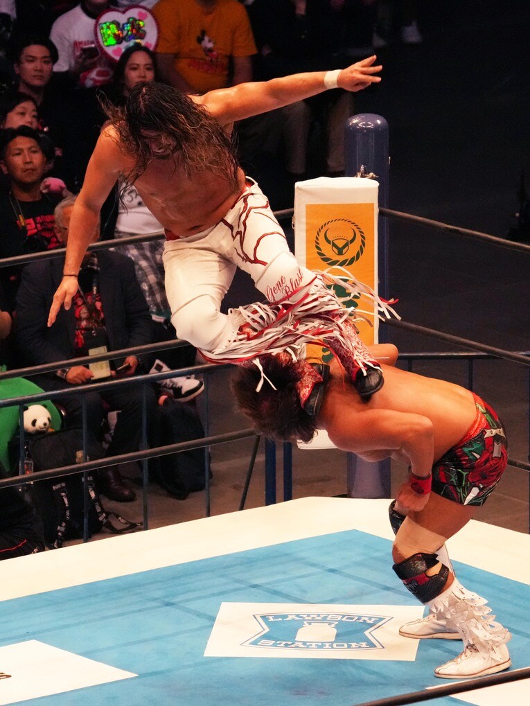 コーナーから踏みつぶしを敢行する辻陽太　©Essei Hara