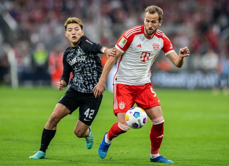 ハリー・ケインとのマッチアップ　©︎Getty Images