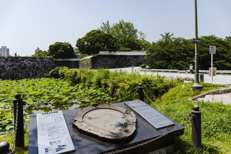 舞鶴公園の入り口で発見した在りし日の「平和台球場」のオブジェ