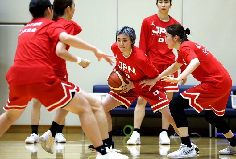 2024年1月11日、最終予選に向けて練習で汗を流す吉田亜沙美。この時はまだ髪が青かった　©︎JIJI PRESS