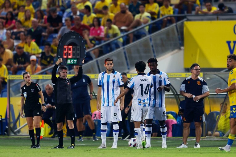 3戦連続MVP久保建英が「ユニ引っ張られても突破」気になる右足テーピングとシルバ引退の影響…“タケの配信に映らない表情”を撮った(19)