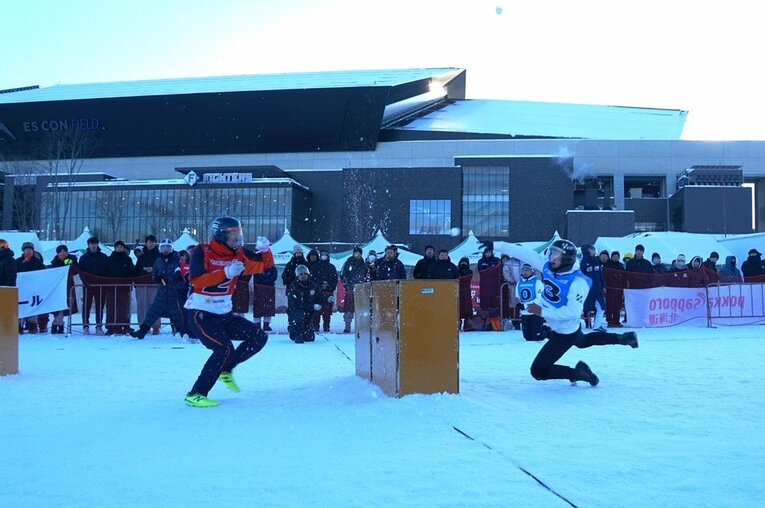 試合スタート時のセンター取り合戦は雪合戦の見どころのうちのひとつ　©Kei Nakamura