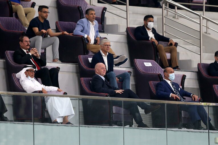 カタールW杯アジア最終予選イラクvsイランを、インファンティーノ会長らと観戦するベンゲル　ⒸGetty Images
