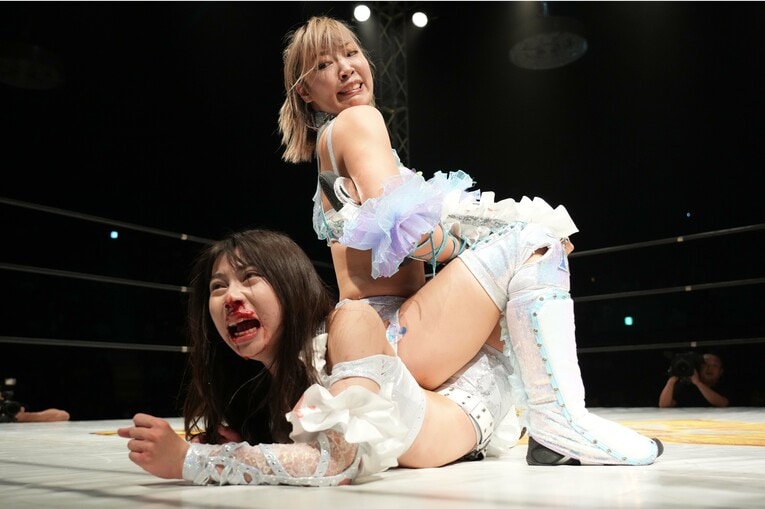 桜井麻衣の逆エビ固めを耐え忍んだ心希　©Essei Hara