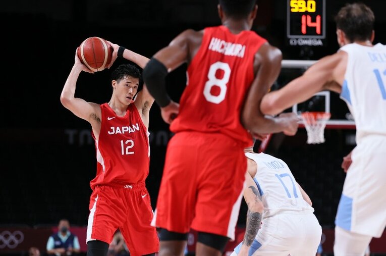 男子代表の戦いぶりをまとめた59ページのレポートには、200時間を費やしたという ／ photograph by JMPA