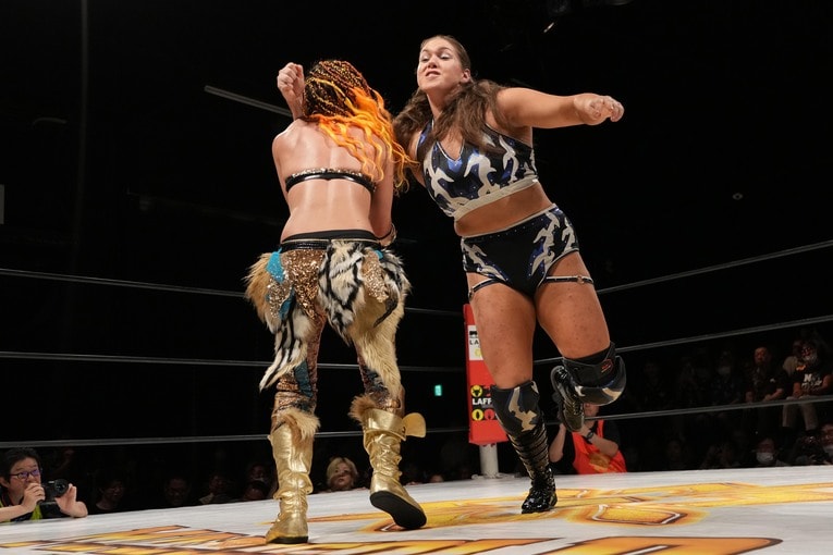 ボジラのラリアットを浴びるジュリア。次に対戦するときはWWEのリングか？　©Essei Hara