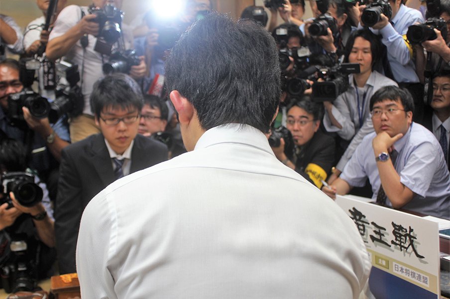 「若いのにAIのテクニックばかり学んでていいのか」“NBAフリーク棋士”が最先端バスケや藤井聡太・渡辺明に感じる凄みとは<Number Web> photograph by Arata Kitano