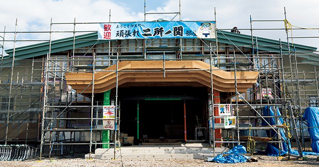 「建築」――こだわりの屋根の色と鉄砲柱。
