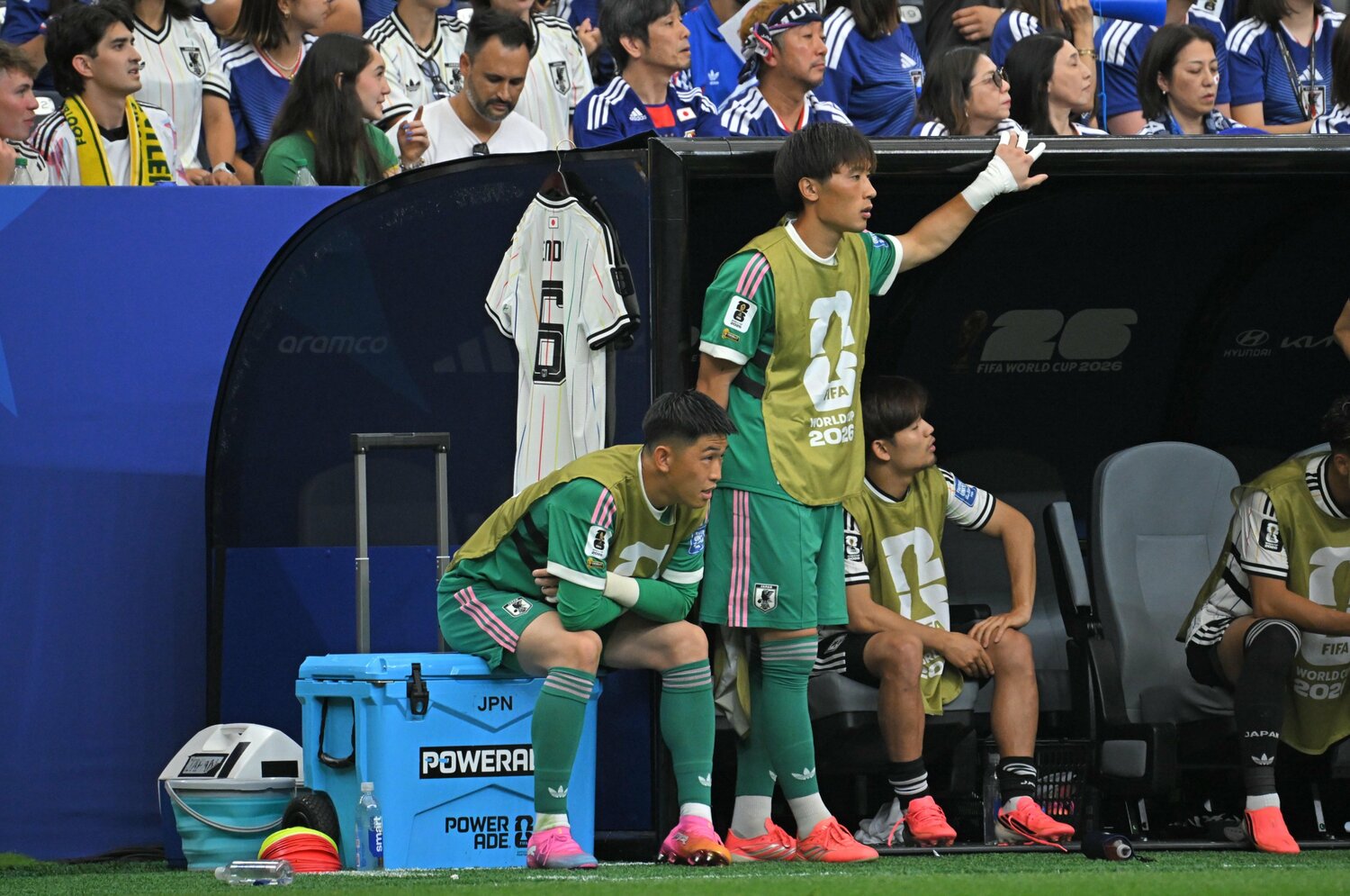 ベンチから試合を見守るふたり ©Takuya Kaneko/JMPA