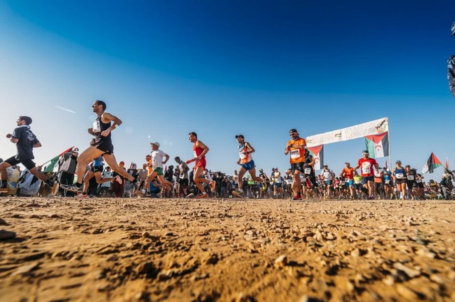 「ちがうぅぅ！ もっと右ぃぃ！」サハラ砂漠で私が走った“世にも奇妙なマラソン大会”…絶望の30キロ付近「いつまで走っても次の給水所が見えない」＜Number Web＞ photograph by SaharaMarathon