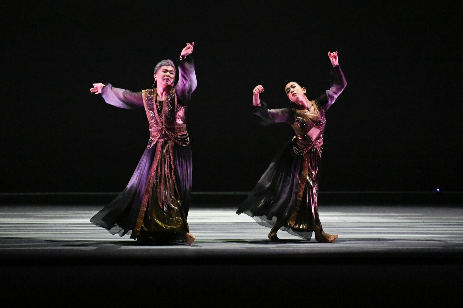 振付師・ダンサーのSseishiroと米津玄師『地球儀』の曲にのせて踊る浅田真央　©︎Asami Enomoto