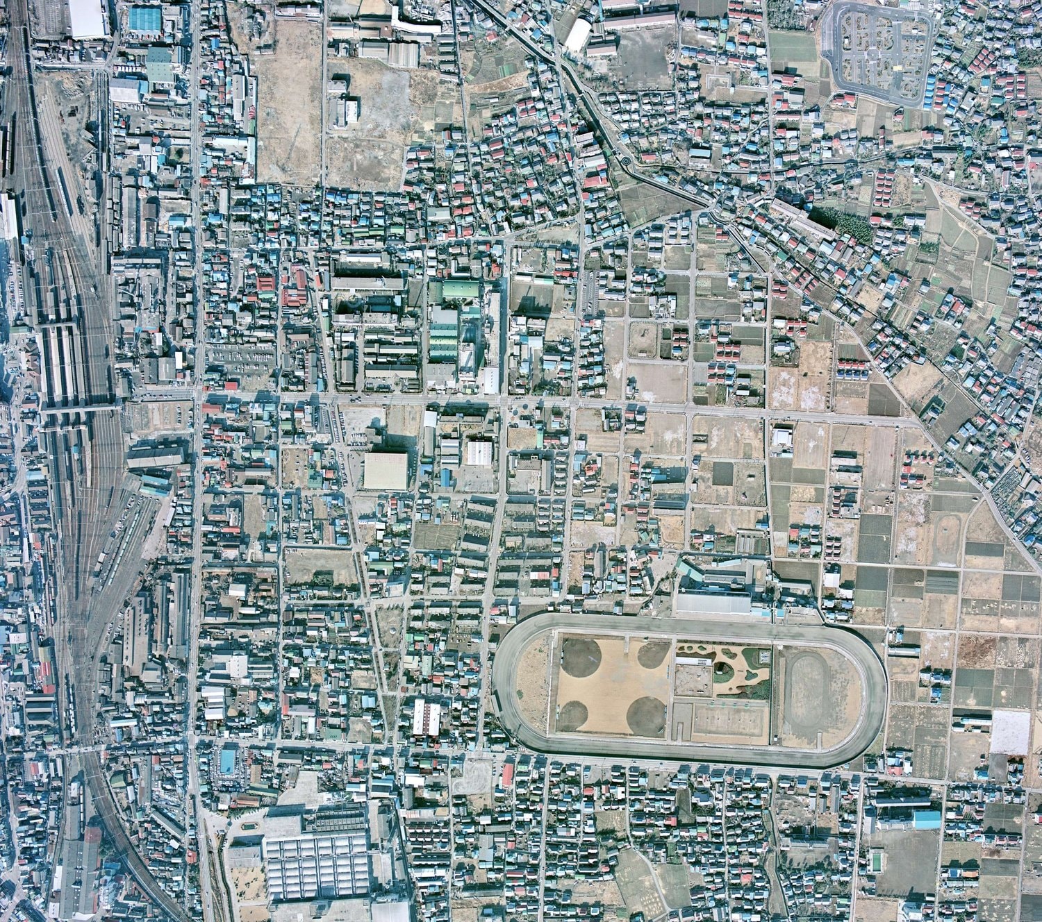 1974年の高崎駅付近の航空写真。写真左真ん中に高崎駅、そして右下に高崎競馬場が見える　出典：国土地理院の空中写真