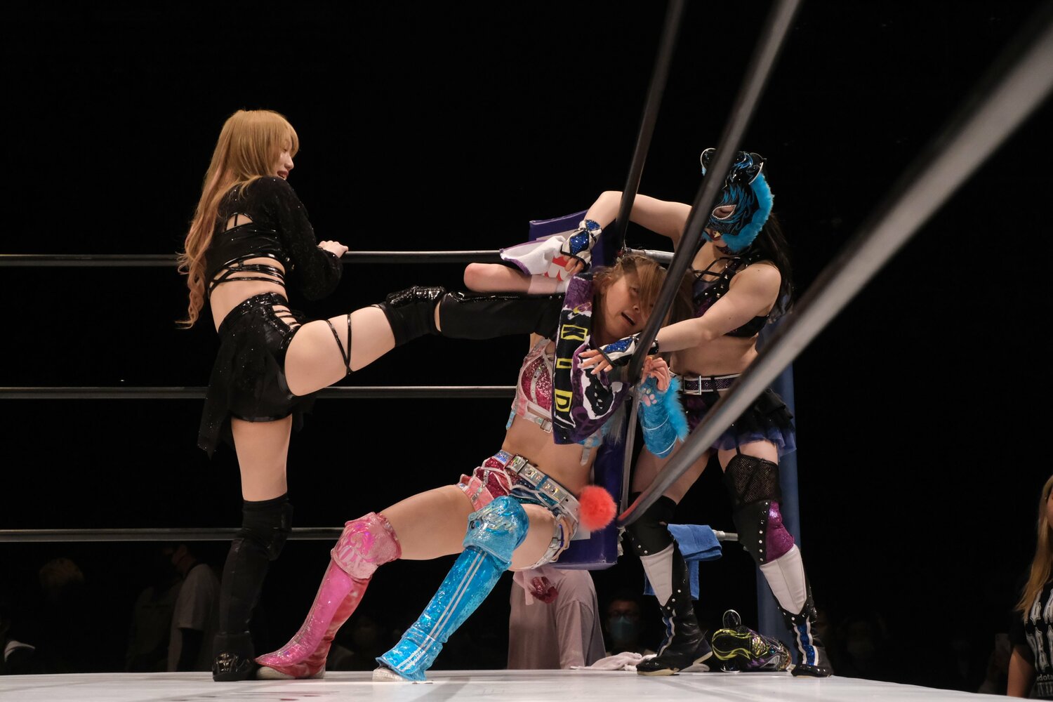 岩谷を痛めつける鹿島とキッドはこの楽しそうな表情