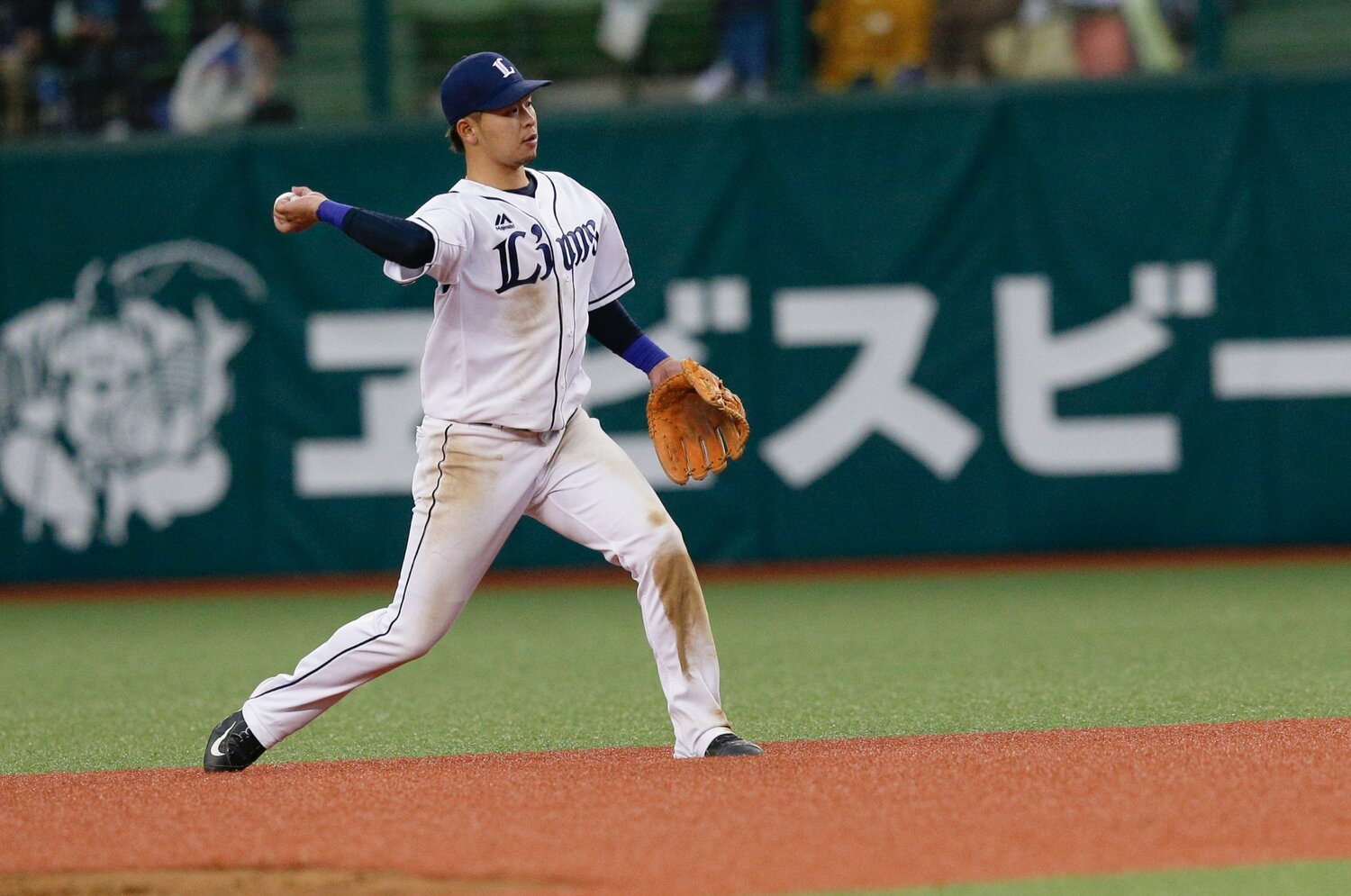 西武時代、二塁守備に就く浅村　©Kiichi Matsumoto