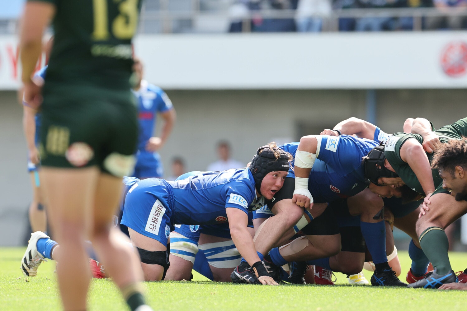 本能剥き出しのプレーでチームの士気を高めるジョーンズ リチャード剛（手前）　©JRLO