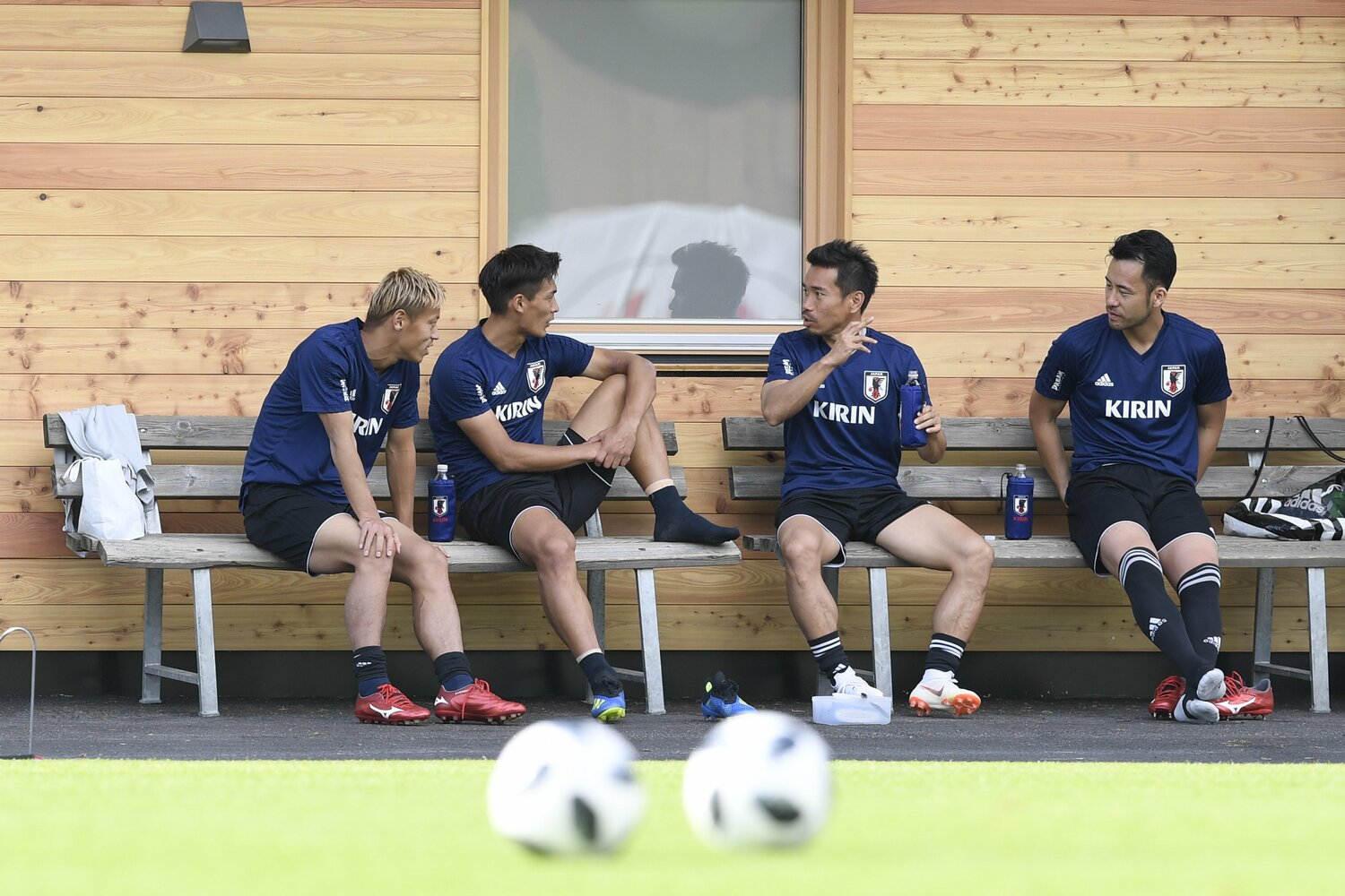 2018年ロシアW杯前の一コマ。雑談する（左から）本田、槙野智章、長友、吉田麻也 ©Getty Images