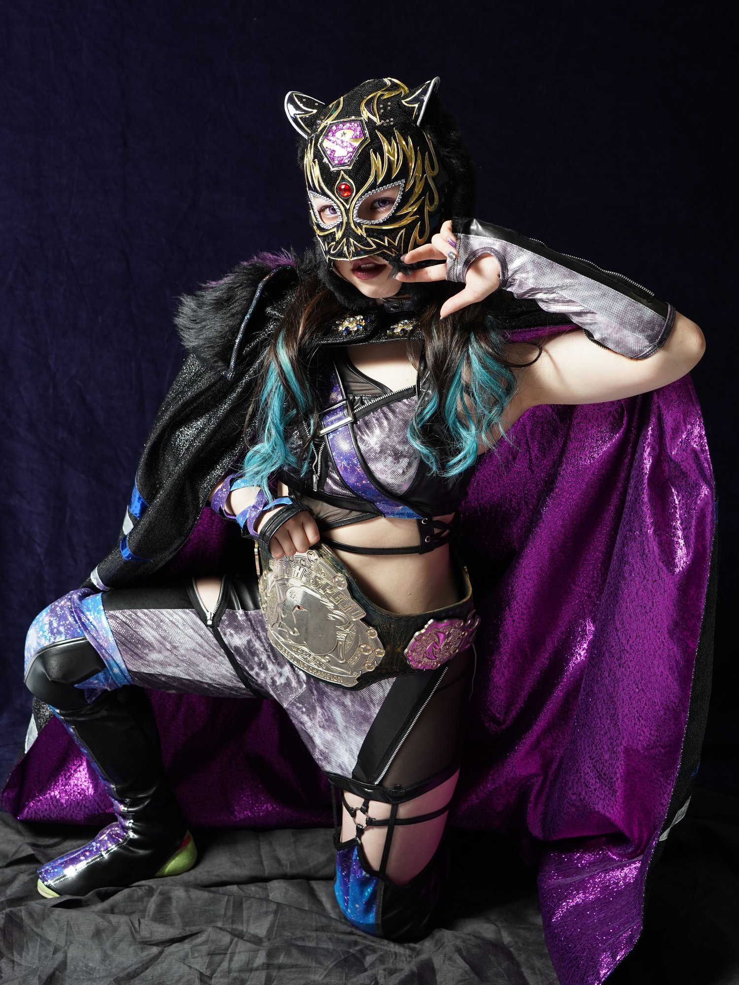 腰に巻いたベルトには「NEO」の文字が刻まれている