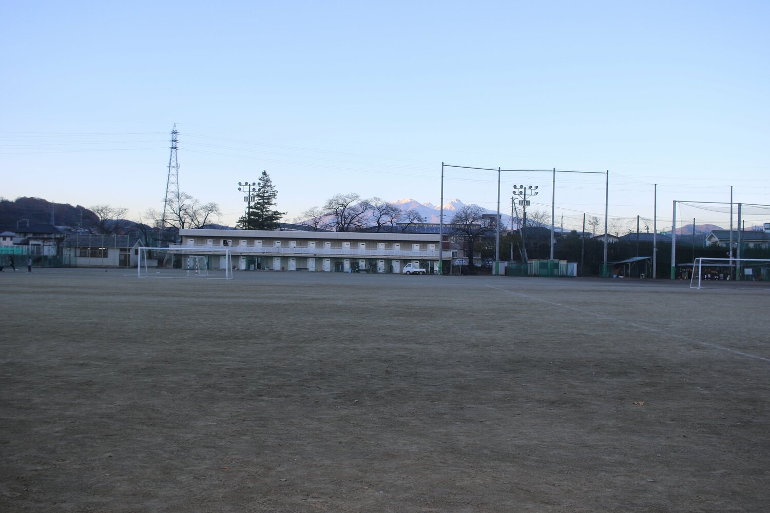 韮崎高校のグラウンド ©Takahito Ando