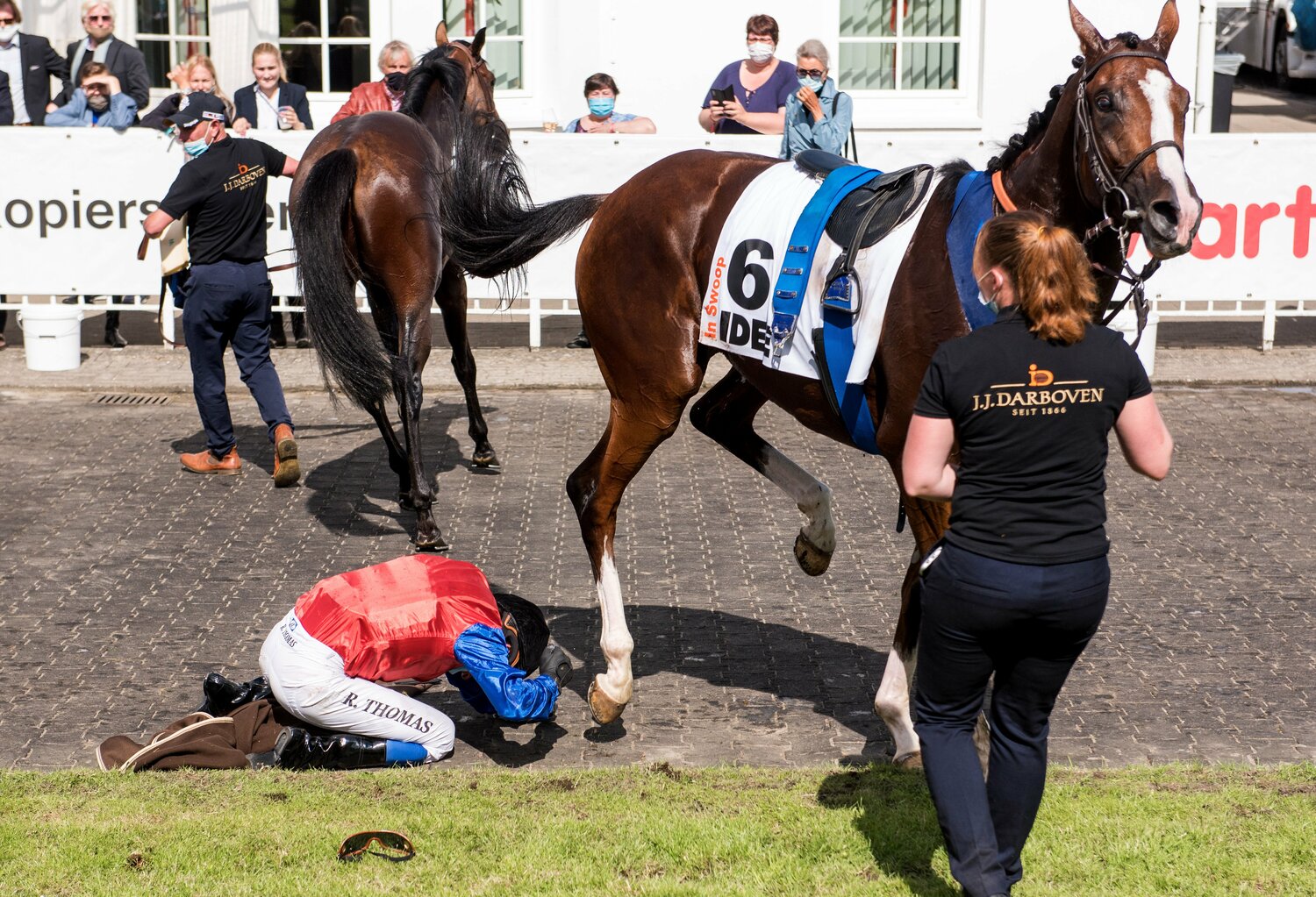 2020年7月、独ダービーを制したインスウープの後肢付近でひざまずくR・トーマス ©Getty Images