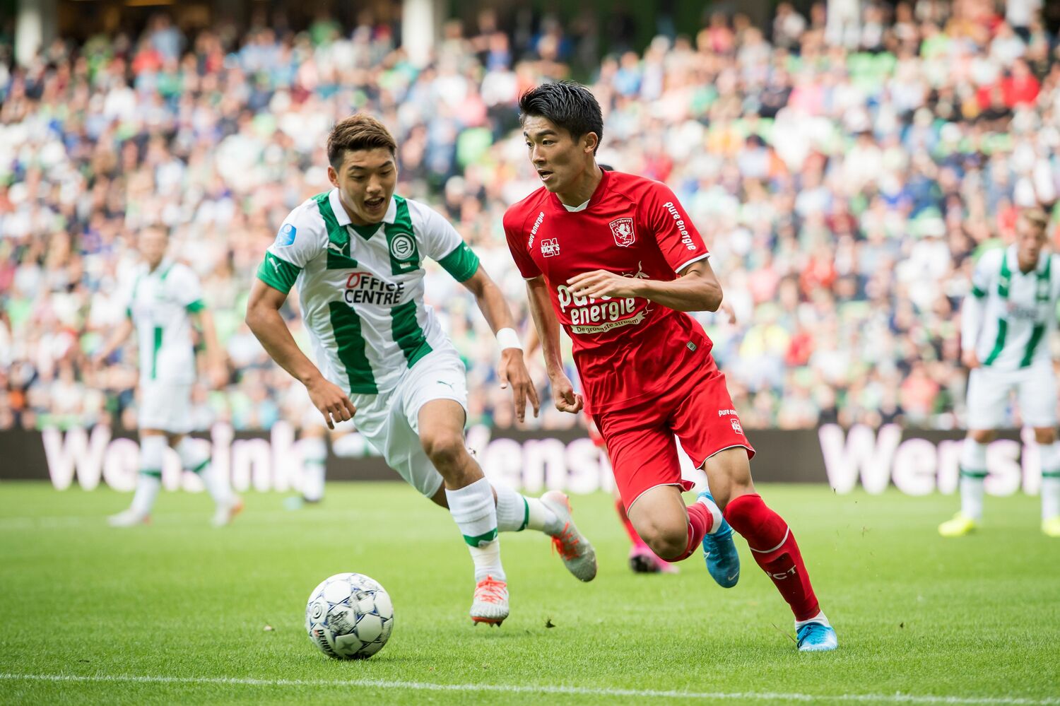 トゥエンテ時代の中村敬斗と堂安律（フローニンゲン）とのマッチアップ　©︎Getty Images